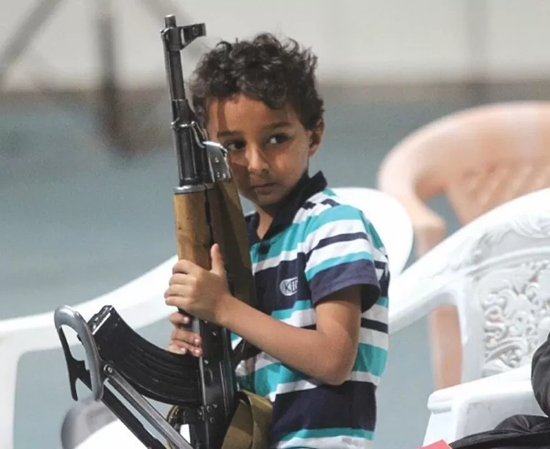 طفل يحمل سلاح - اليمن