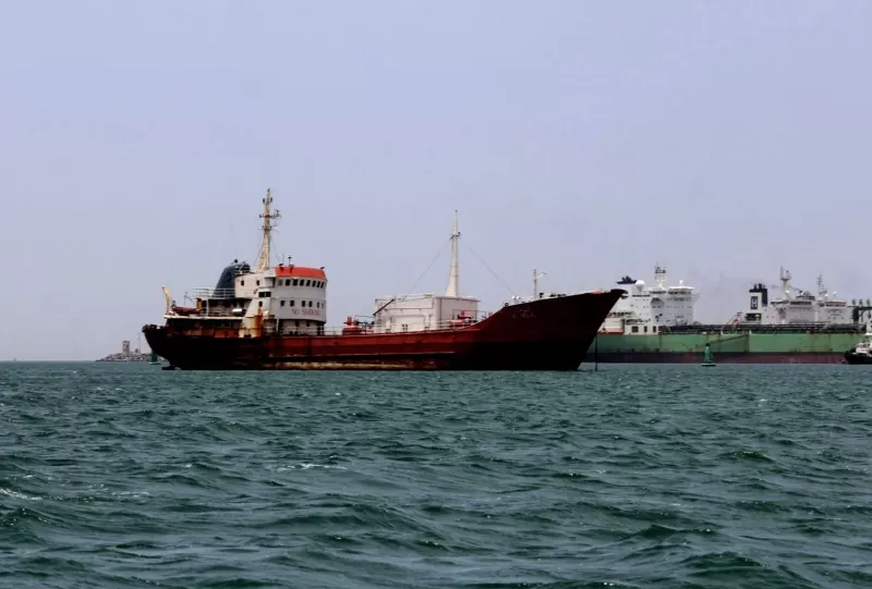 إدانات لسطو الحوثيين على سفينة شحن قبالة الحديدة