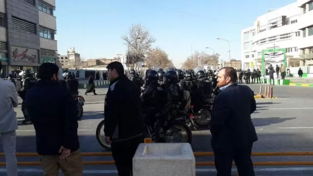 احتجاجات في مدن إيرانية تنديداً برفع أسعار الدجاج والألبان
